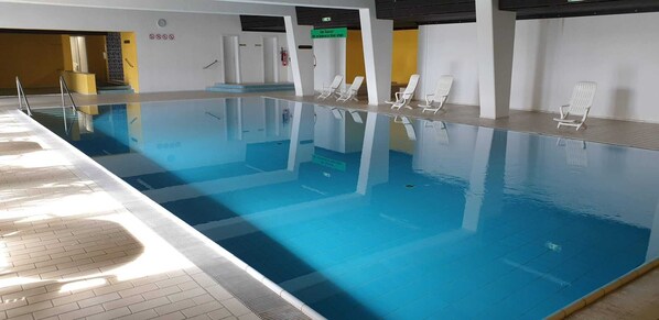 Una piscina cubierta, una piscina climatizada