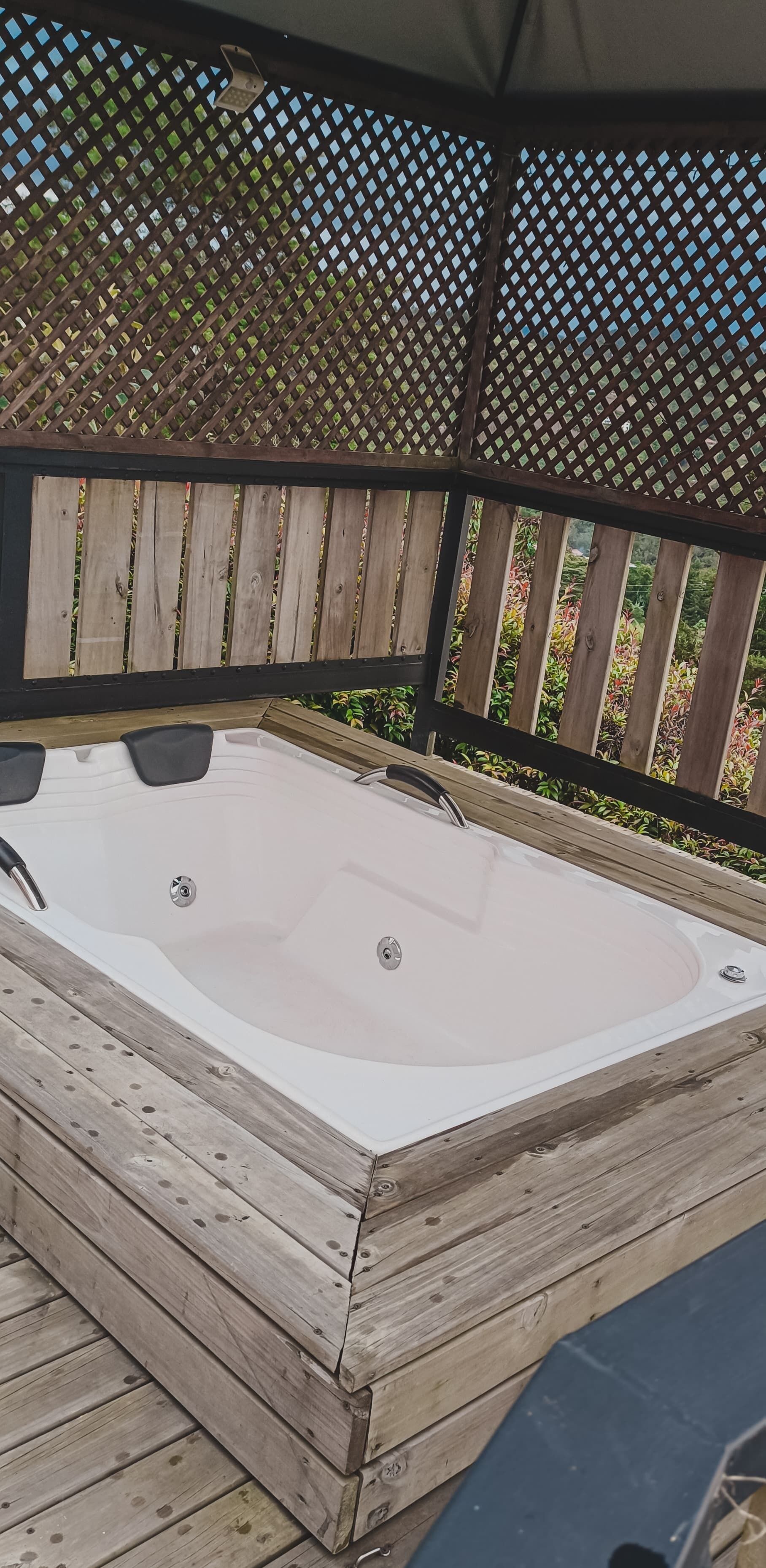 Outdoor spa tub