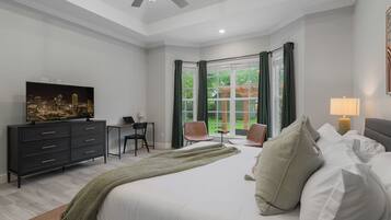 4 habitaciones, escritorio y tabla de planchar con plancha