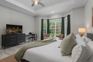 4 habitaciones, escritorio y tabla de planchar con plancha 