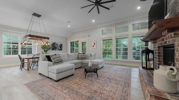 Smart TV, fireplace