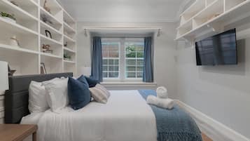 4 habitaciones, escritorio y tabla de planchar con plancha