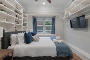 4 slaapkamers, een bureau, een strijkplank/strijkijzer, reisbedje