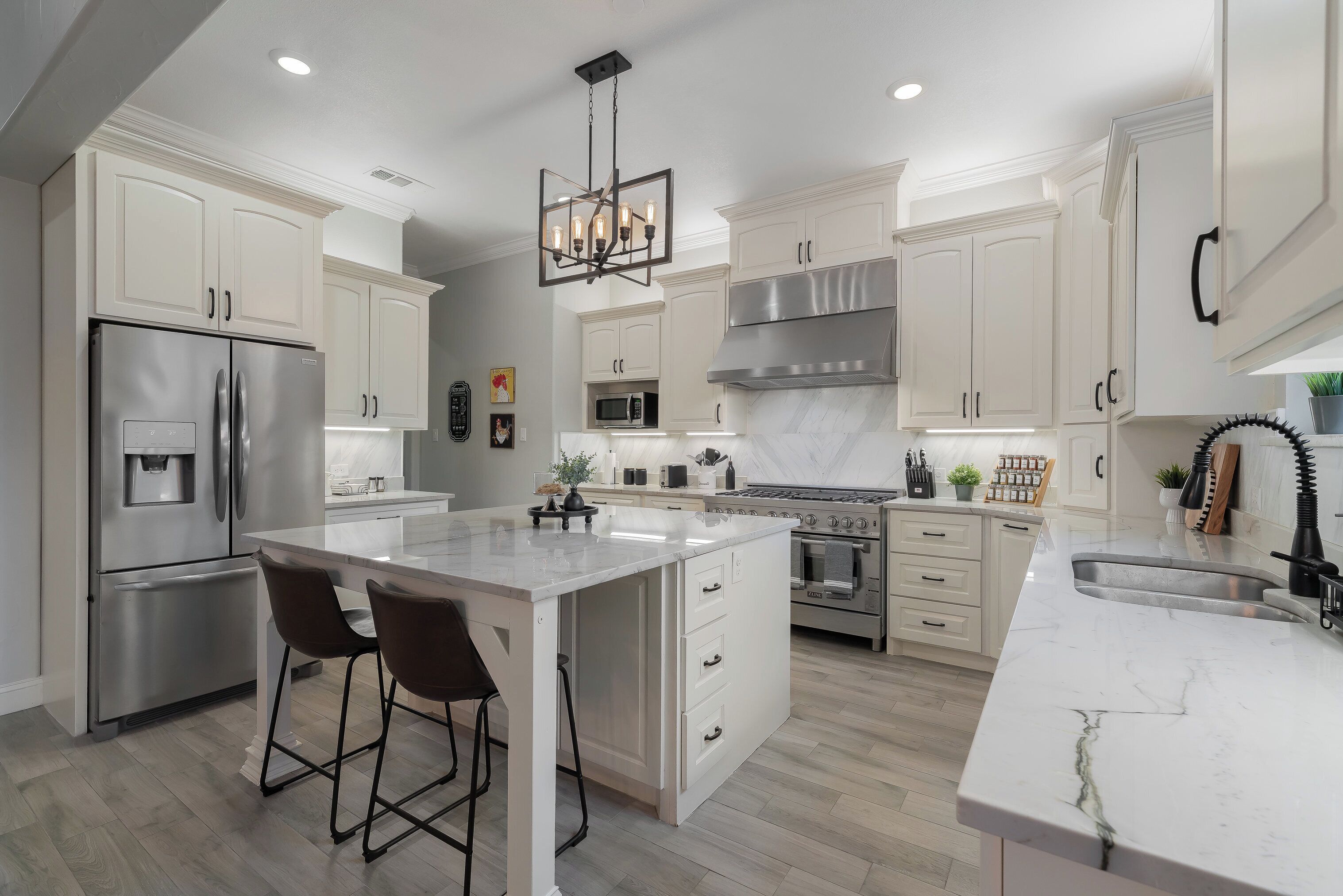 冷蔵庫、電子レンジ、オーブン、コンロ