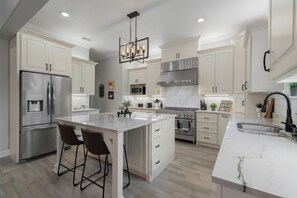 Refrigerador, microondas, horno y parrilla de estufa 