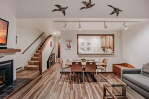 公寓式客房, 1 间卧室, 阳台, 河景 | 客厅