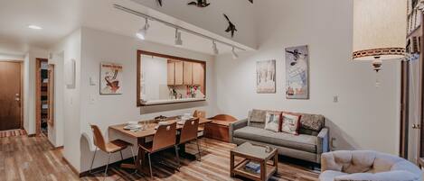 Condo, 1 phòng ngủ, ban công, quang cảnh sông | Phòng khách