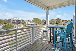Outdoor dining - Stay Happy as a Clam – Your Coastal Escape in Carolina Beach! (Carolina Beach)