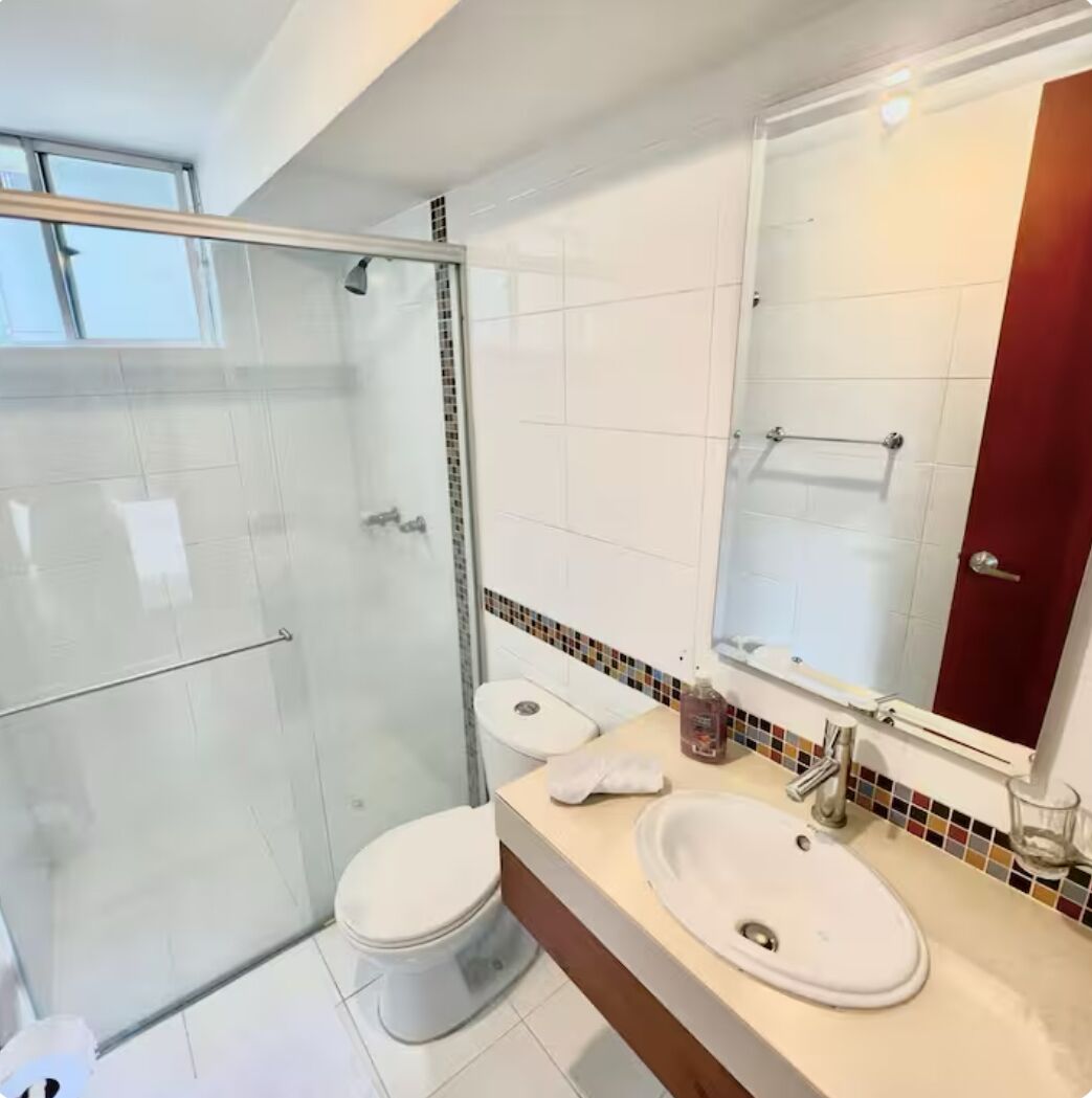 Regadera, toallas, papel de baño 