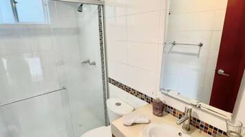 Regadera, toallas, papel de baño