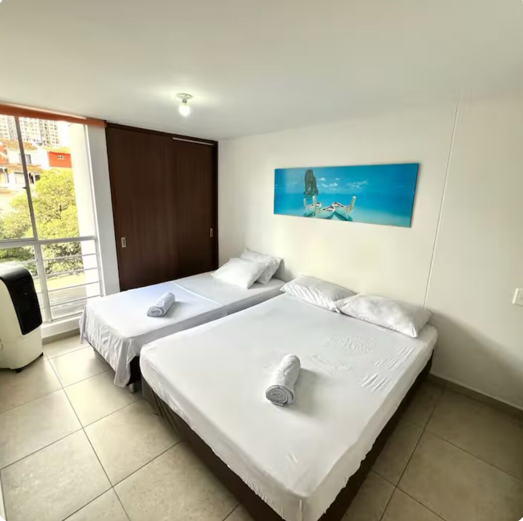 3 makuuhuonetta, tallelokero huoneessa, työpöytä, silitysrauta/-lauta