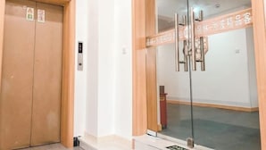 A hotel entrance with a wooden door and a glass door with a sign. - Weibo Inn (Shanghai Zhongshan Park) (Shanghai)