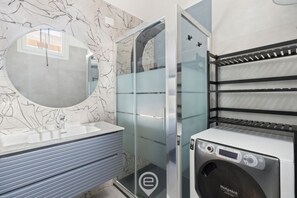 Een douche, een haardroger, een bidet, handdoeken