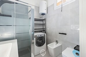 Shower, hair dryer, bidet, towels
