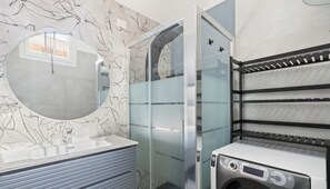 Bruser, hårtørrer, bidet, håndklæder