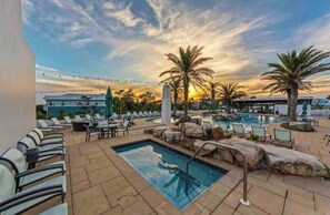 حمّام سباحة مُدفَّأ