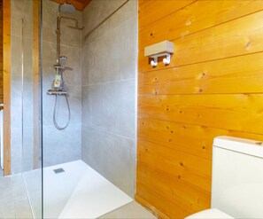 Haartrockner, Handtücher, Seife, Toilettenpapier