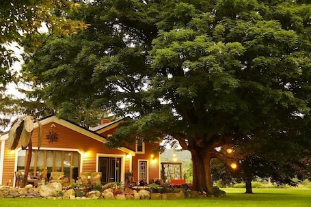 Exterior. Traditional bed & breakfast - Hunter Hill Farm - One Bedroom Private Bathroom