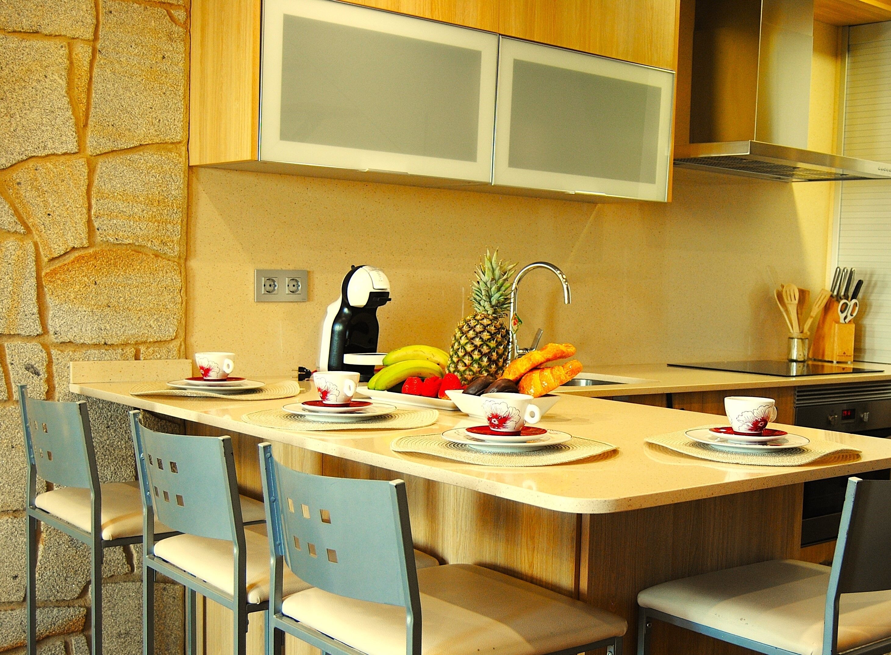 Een koelkast, een magnetron, een oven, een kookplaat