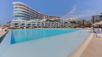 2 kolam renang terbuka, payung kolam, kerusi lepak pantai