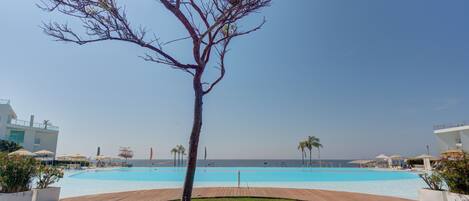 2 piscines extérieures, parasols de plage, chaises longues