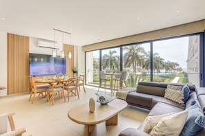 高級公寓, 泳池景觀 | 起居區 | 46-吋智慧型電視、數位頻道、串流服務