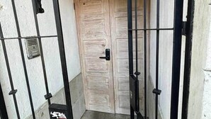 A gated entrance with a wooden door and a metal gate. - Estudio en Coyoacán - El Balcón de Buda (Mexico City)