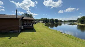 Property grounds - Peaceful Log Cabin Perfect for Cozy Couples' Retreat | Scenic Riverfront (Gladwin)