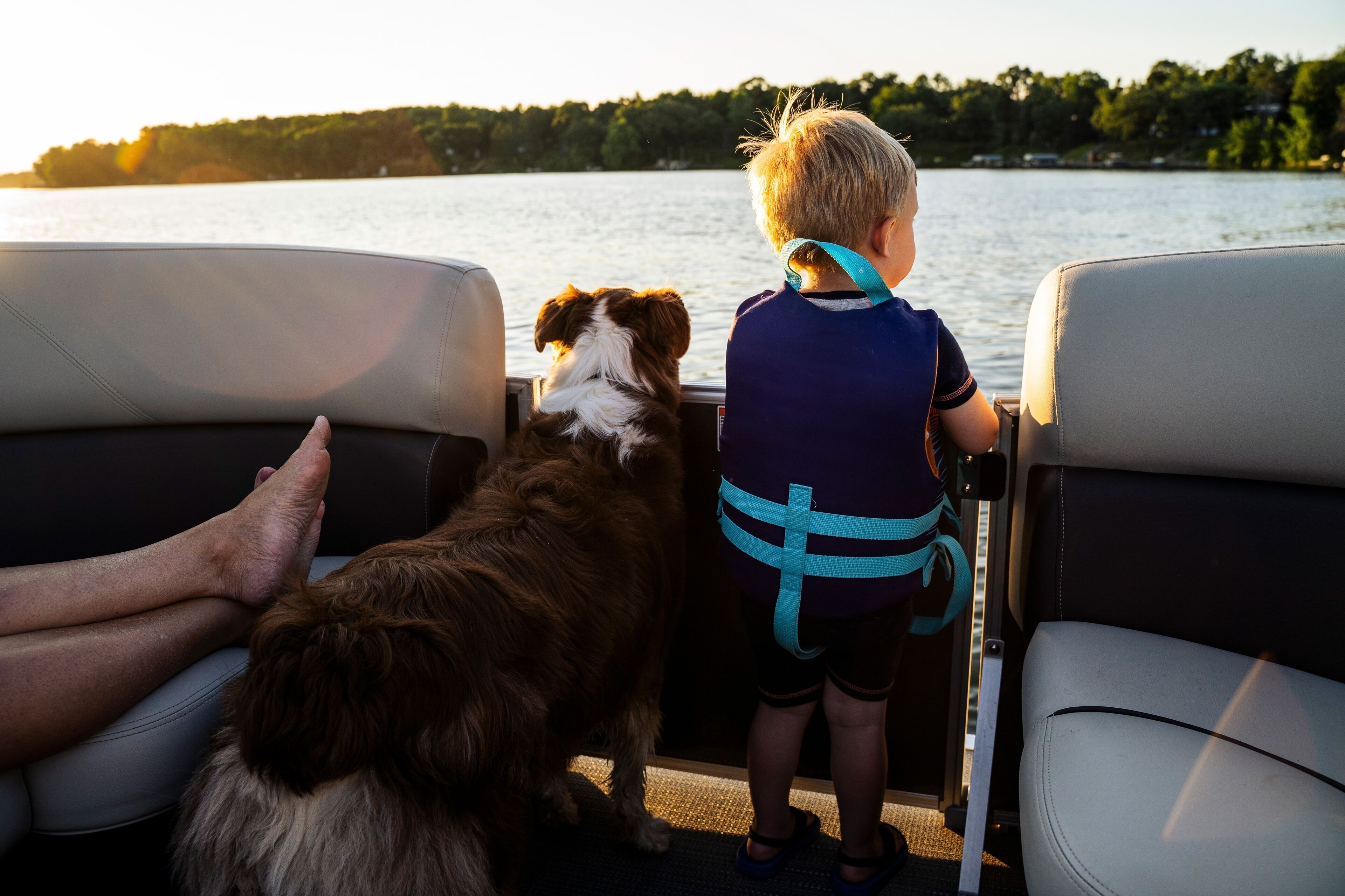 En båtinteriör med ett barn och en hund.