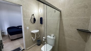 Basic Suite | Bathroom | Shower, towels, toilet paper