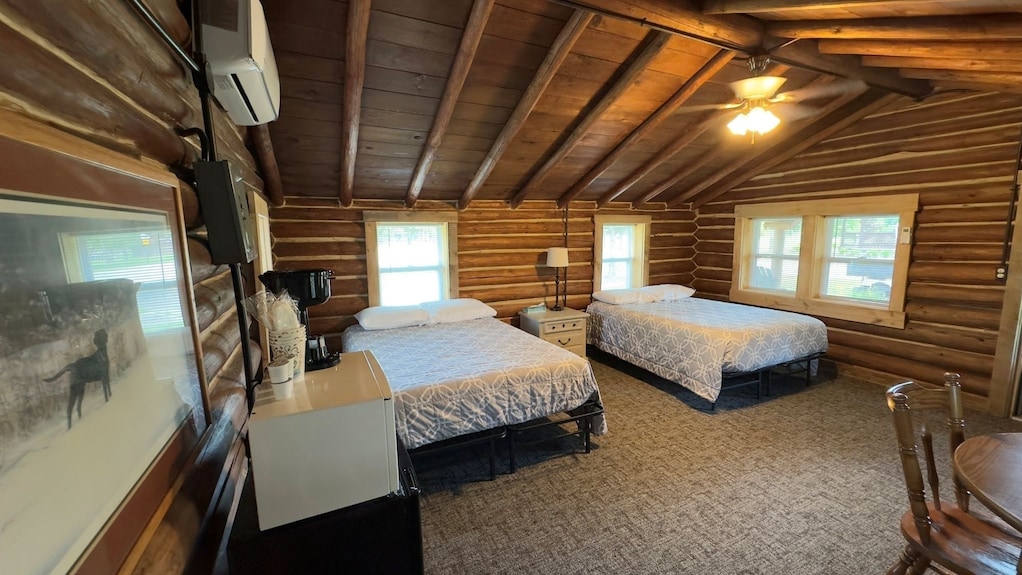 Secluded Cabin Sanctuary With Direct River Access & Indoor Pool - Míchigan