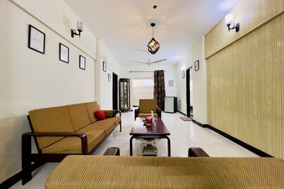 Marvee Inn: Best Sea View Room on Marine Drive, Block 2, Clifton