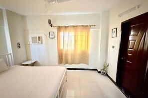 1 bedroom, desk, WiFi, bed sheets
