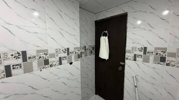 Dusche, Bidet, Handtücher, Seife