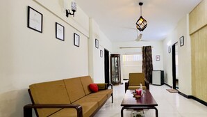 Un salon avec un canapé, une table basse et un ventilateur de plafond.