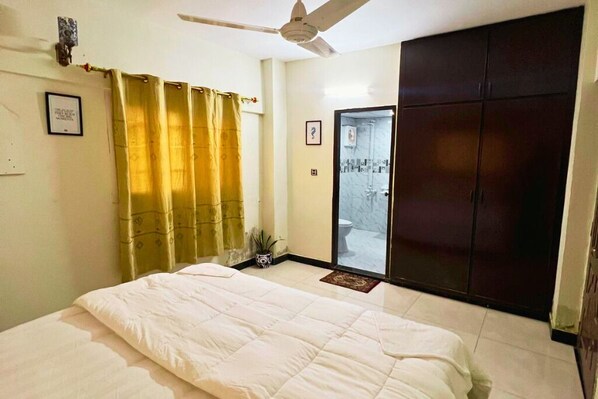 1 bedroom, desk, WiFi, bed sheets