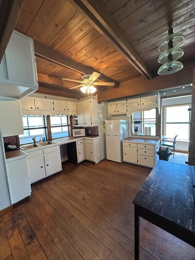 Charming 3-bedroom cabin with AC and WiFi in Fox, AR