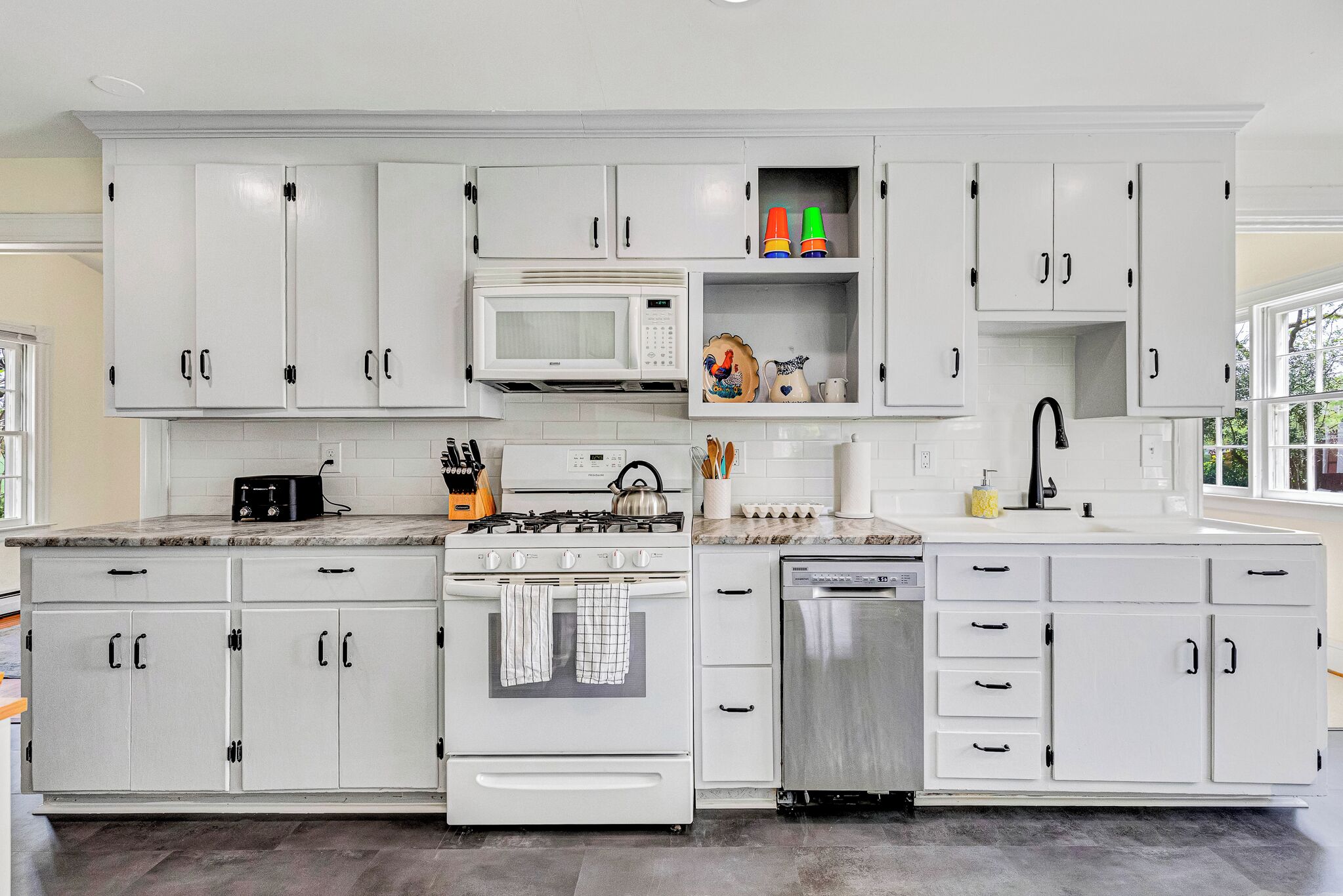 Kjøleskap, mikrobølgeovn, ovn og kokeplater