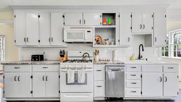 Kjøleskap, mikrobølgeovn, ovn og kokeplater