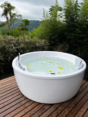 Outdoor spa tub