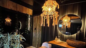 A modern bathroom with a white toilet, a wooden vanity, a large mirror, and a hanging chandelier. - Beautiful cabin/glamping in the city of Pereira, with beautiful view. (Pereira)