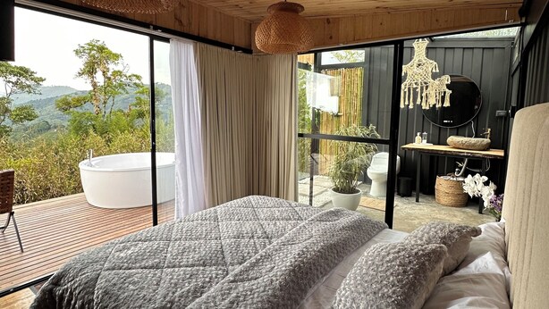 A bedroom with a large bed, a view of the outdoors, and a wooden ceiling. - Beautiful cabin/glamping in the city of Pereira, with beautiful view. (Pereira)