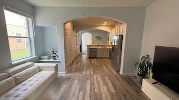 Smart-tv en een computerscherm