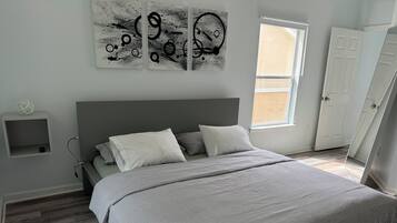 2 slaapkamers, een bureau, een strijkplank/strijkijzer, wifi