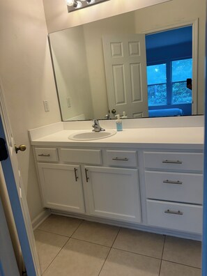 Hair dryer, towels, toilet paper - 2-bedroom townhome in Bartram Park, full remote work set up. (Jacksonville)