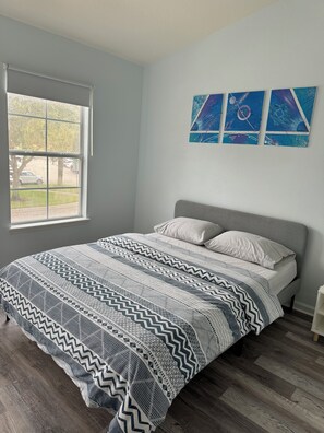 2 bedrooms, desk, iron/ironing board, WiFi