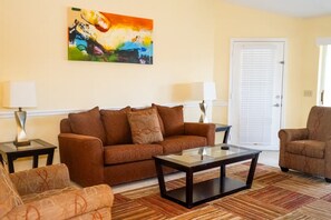 Living area - Charming 1-bedroom villa in Kissimmee with AC, WiFi, fitness room (Kissimmee)