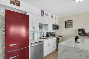 Réfrigérateur, four à micro-ondes, un four, surface de cuisson