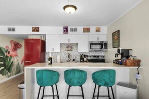 Réfrigérateur, micro-ondes, four, plaque de cuisson