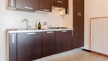 Frigorifero, piano cottura, pentole/stoviglie/utensili